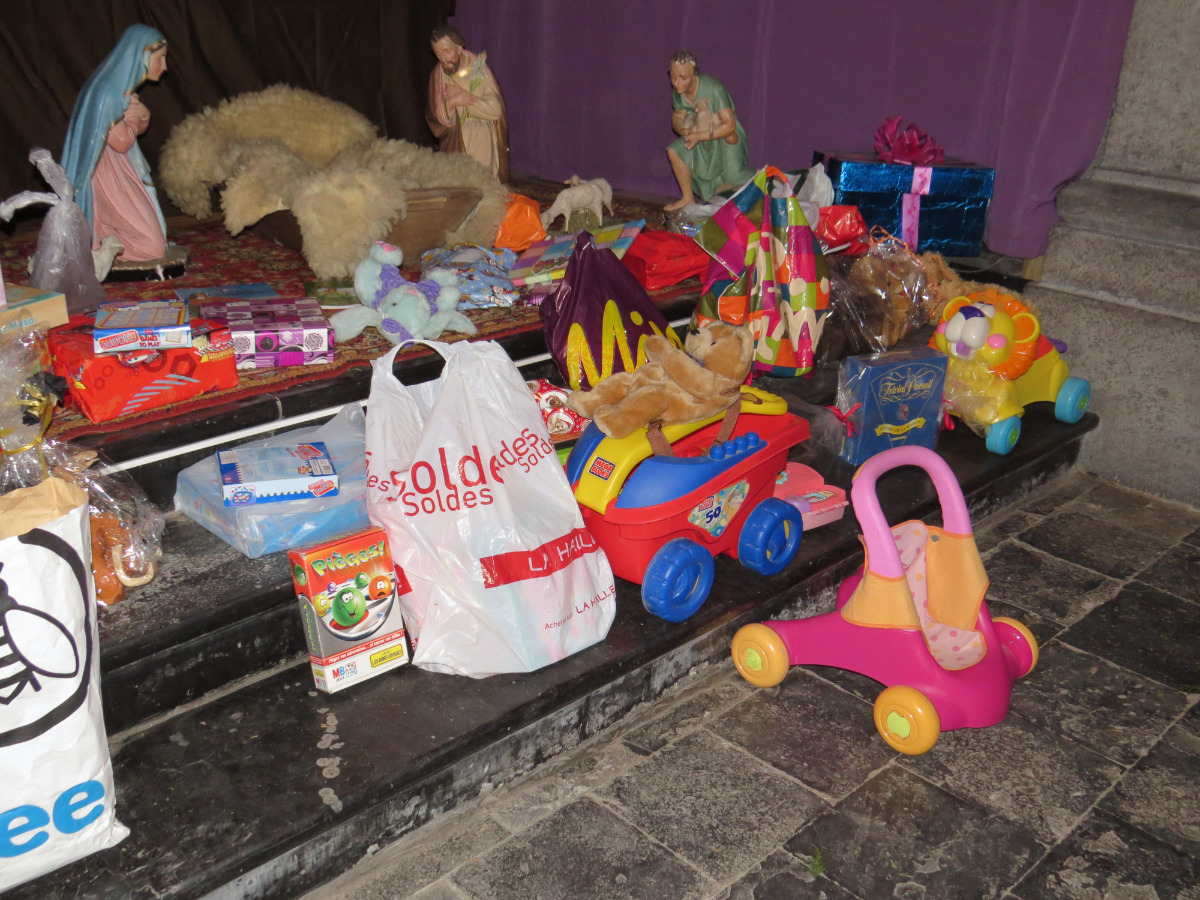 Tous les jouets devant la crèche rappelant aussi ce beau geste des enfants offerts à d'autres et à Dieu. Communions...