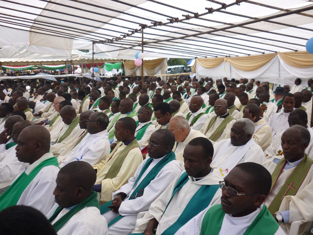 Les prêtres rassemblés au nombre de 330 venus soutenir leur confrère Mgr Georges âgé de 49 ans et 20 ans de sacerdoce.