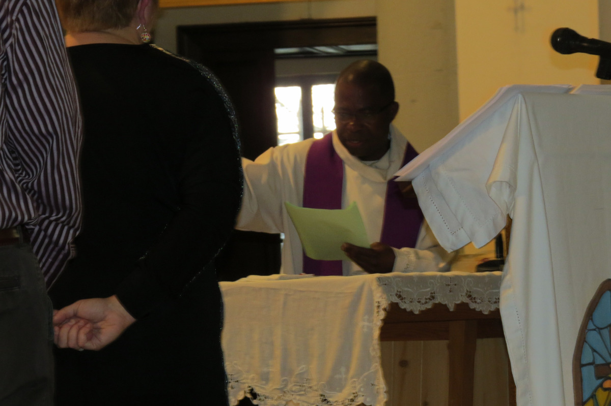 Prière par le prêtre avant la remise des écharpes  