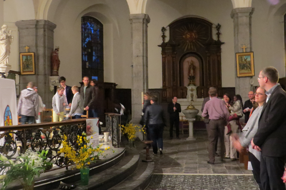 Gestes de paix avant la première communion des enfants et la communion des adultes.