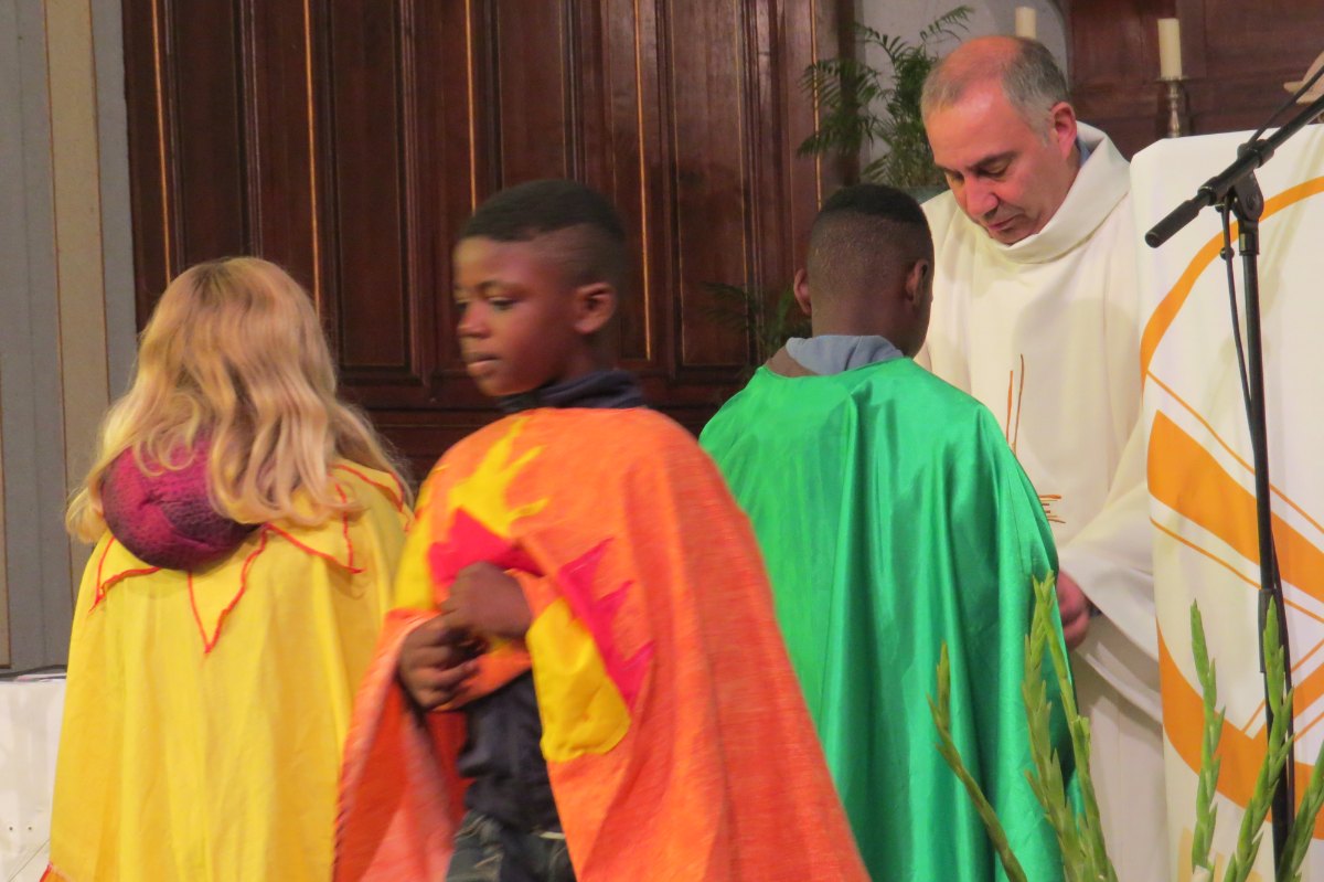 La procession des oblats apportés par les enfants de l'ACE et des adultes