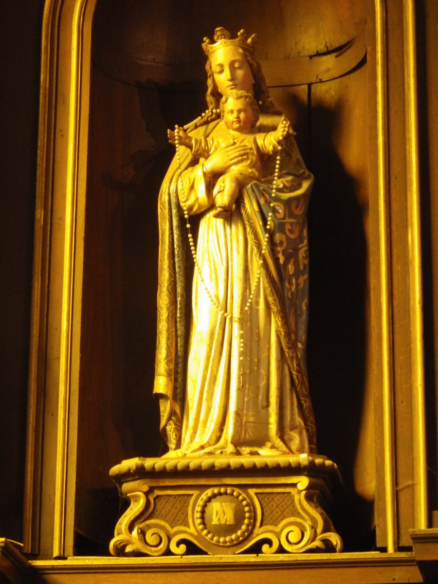 "Je vous salue Marie, comblée de grâce. Le Seigneur est avec vous...