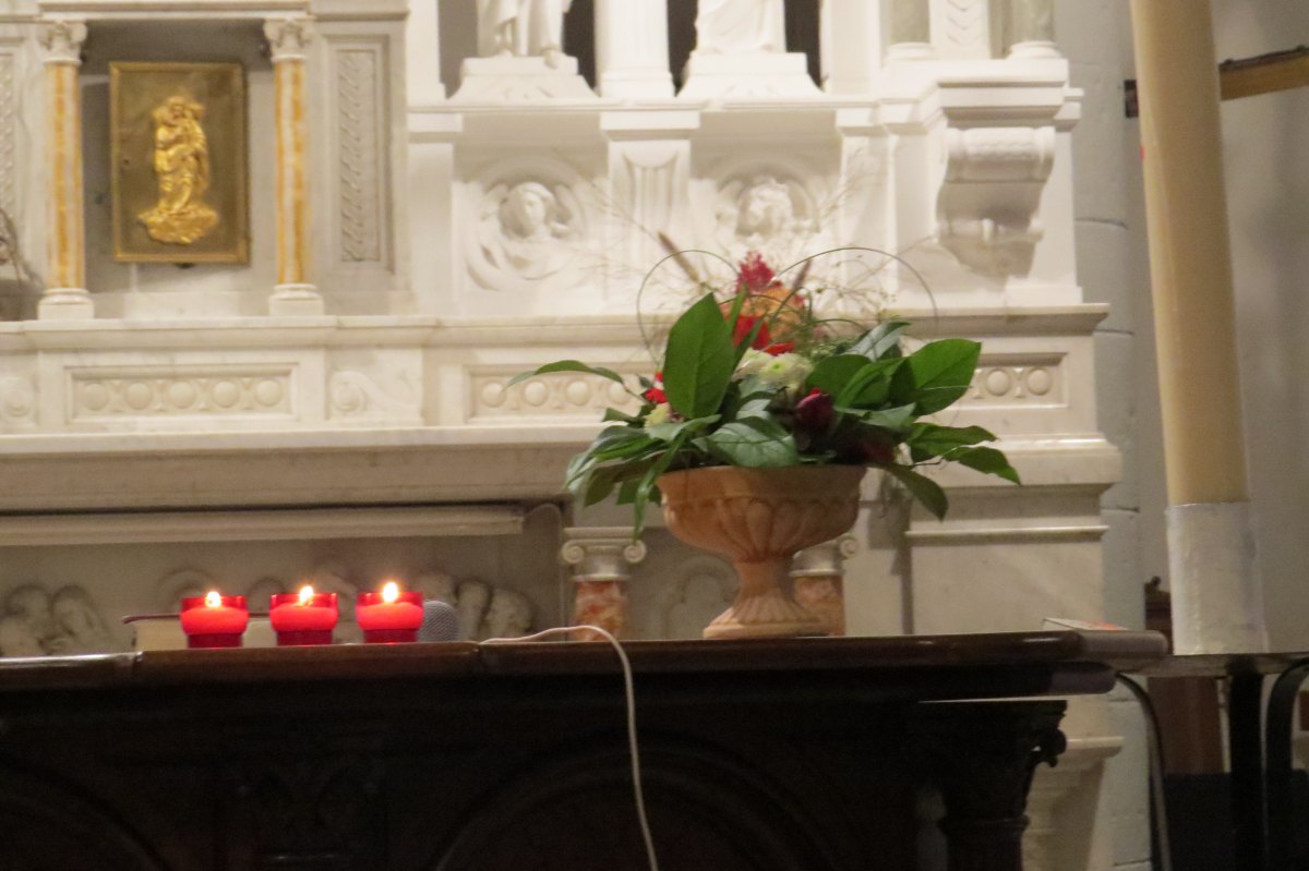 Les fleurs coupées symbolisant le sacrifice du Christ... et ... la lumière