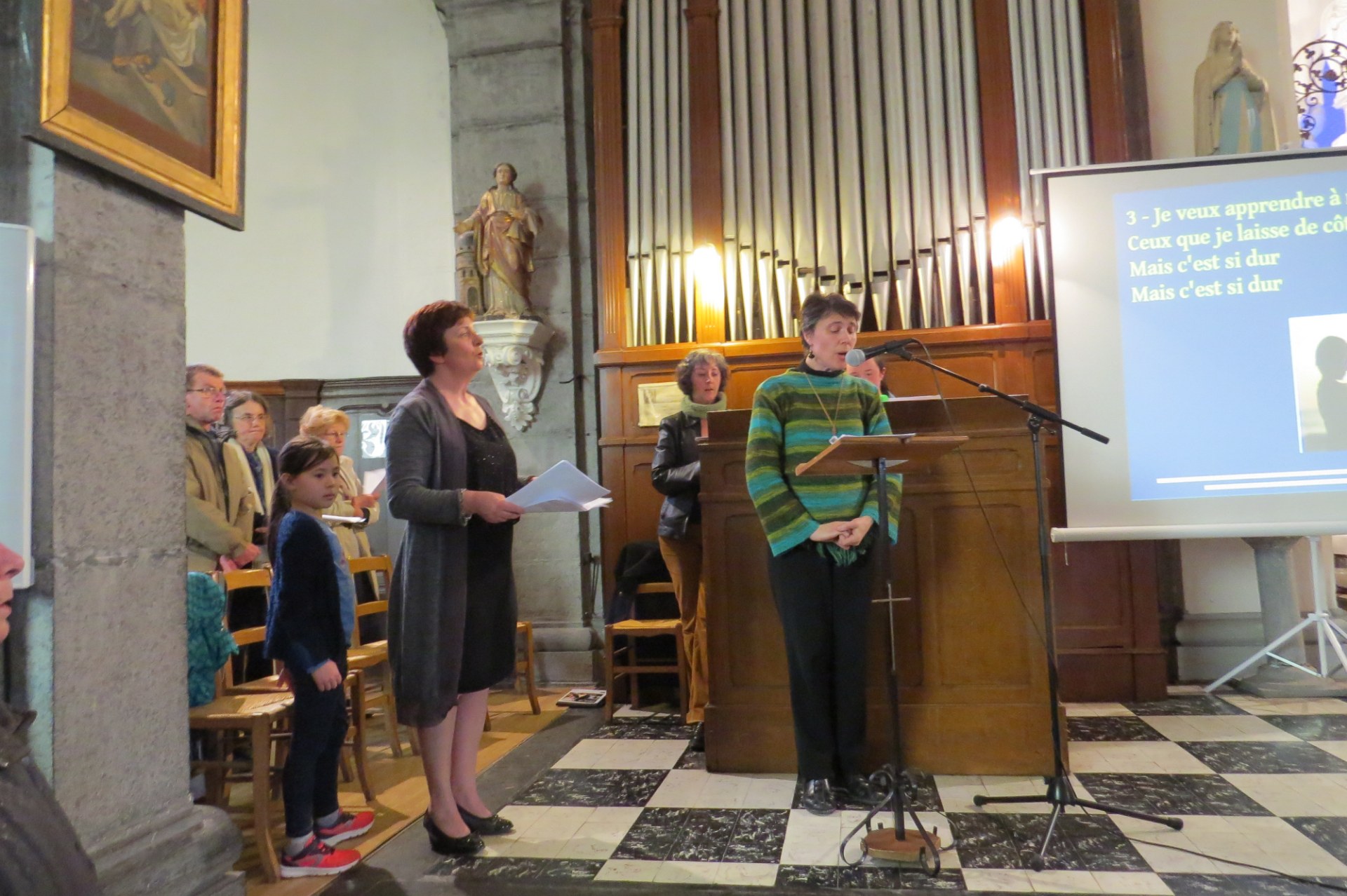 Chorale et orgue aident l'assemblée à chanter.