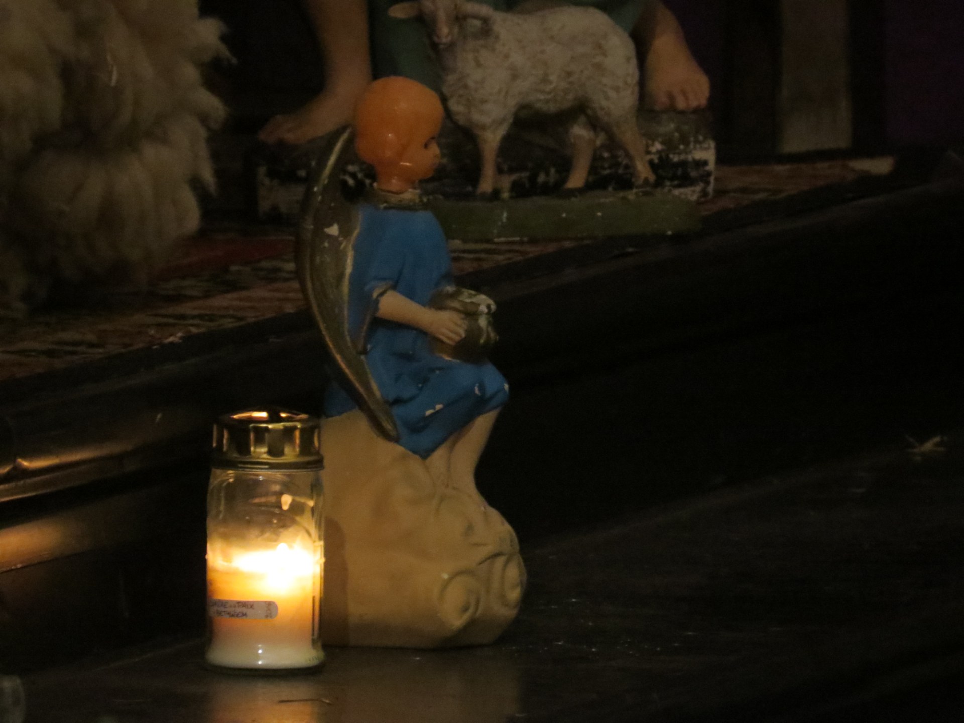 Cette lumière venue de l'endroit où est né Jésus est posée devant la crèche.