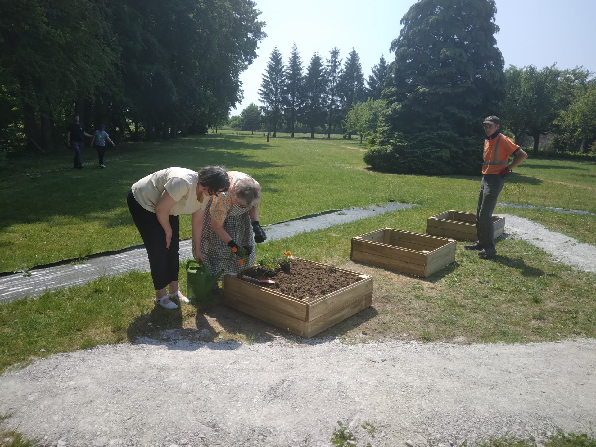 2023 05 jardin potager habitat locataires et jeune