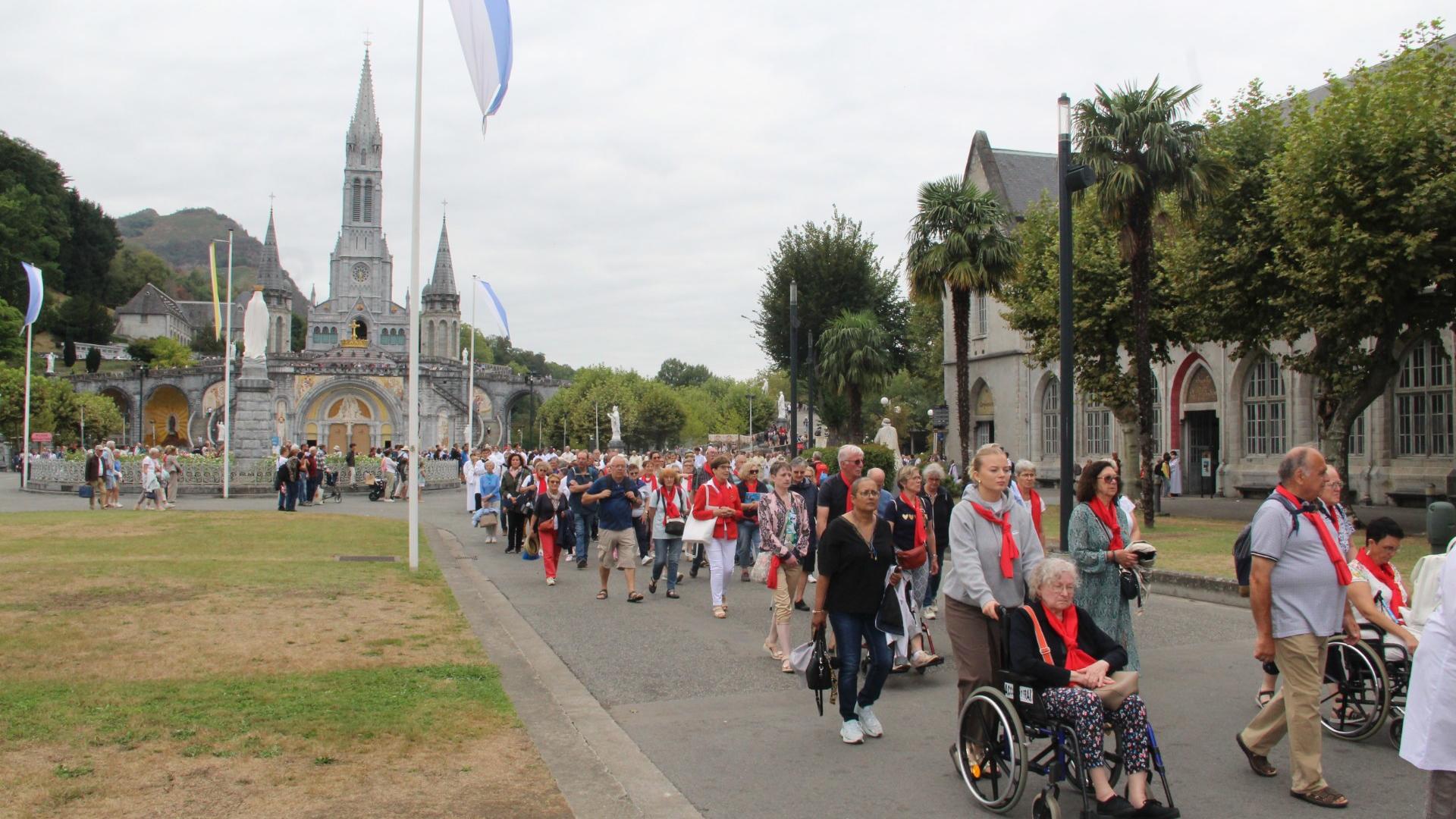 2025.08.22-Lourdes-processionEucharistique 21