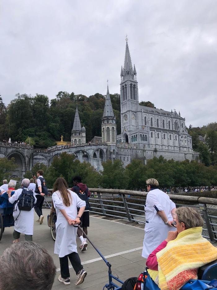 22 aout messe grotte 4f9ad2d3-dbaa-4598-8ec2-9ec4e