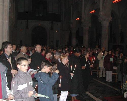une partie de la foule dans l eglise sombre