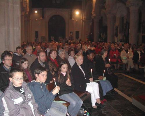 une eglise remplie er priante
