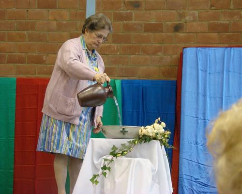 Début de la célébration ...les signes du baptême : l'eau ...