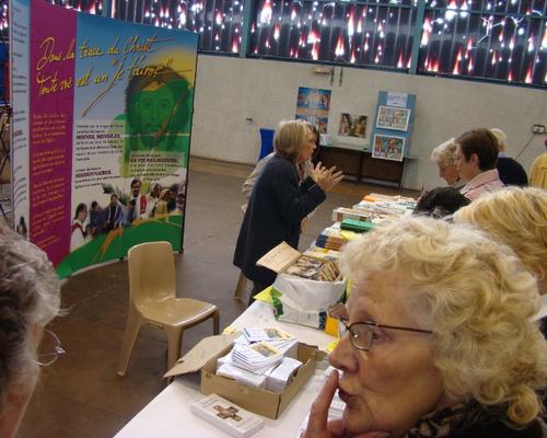 Quelques stands proposent informations et publications. Ici : le service des vocations