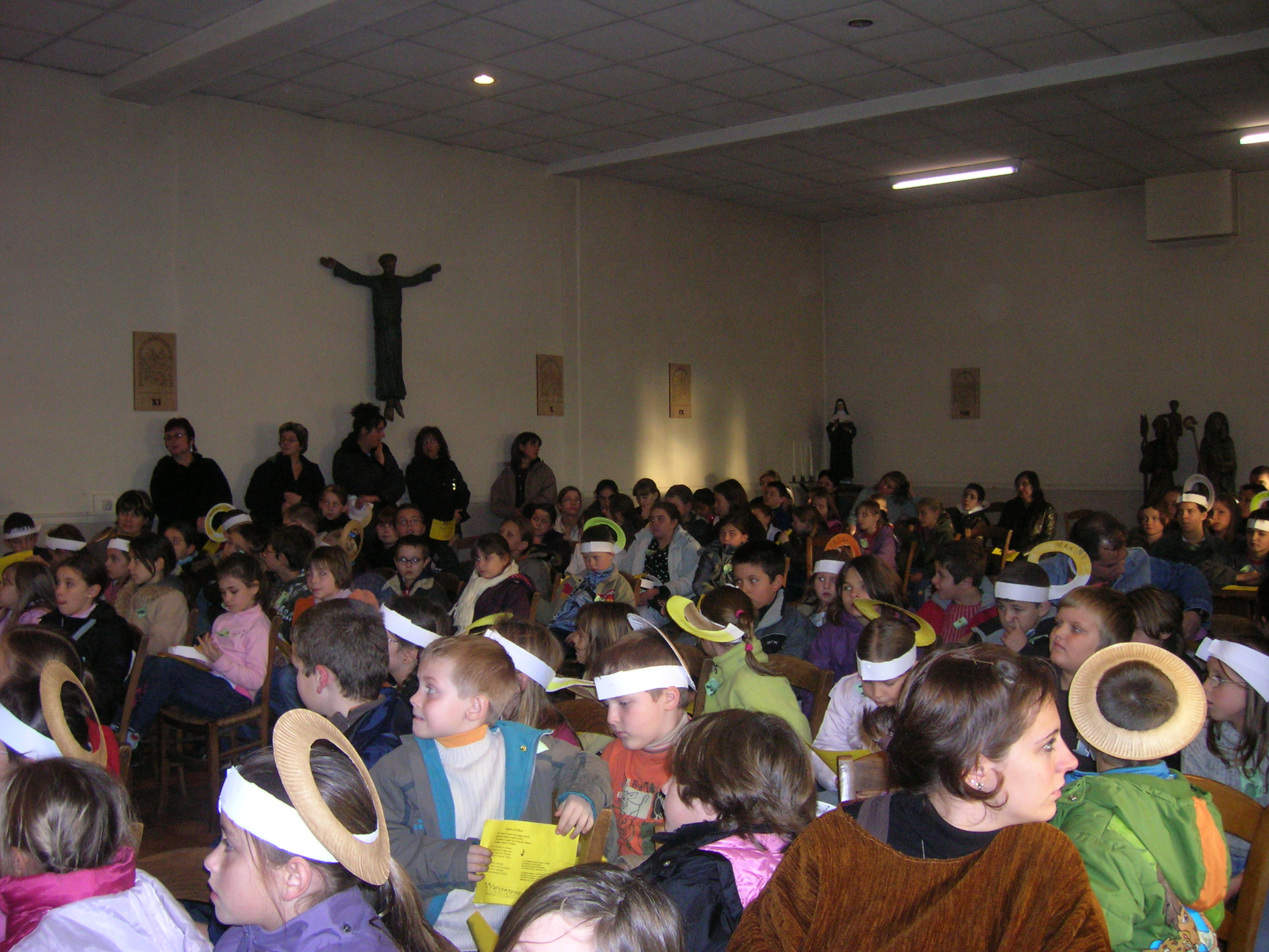les enfants réunis dans la chapelle