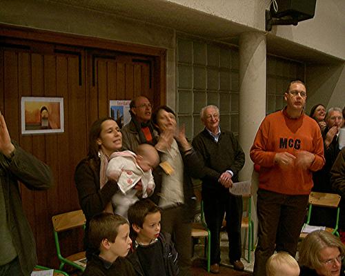 pendant l'eucharistie, des participants de plusieurs générations