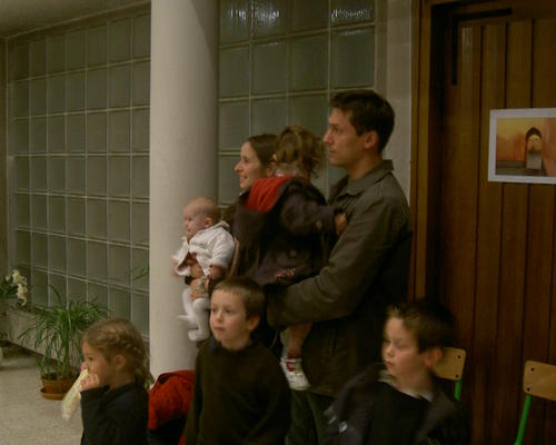 toute la famille participe à l'eucharistie