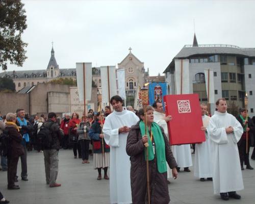 L après-midi : liturgie processionnelle