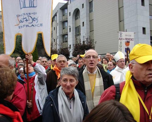 ... tout un peuple en procession...