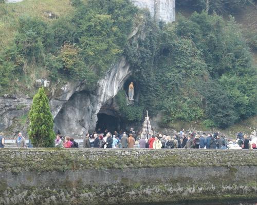 Devant la grotte des apparitions