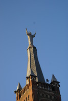 La statue du SacrÃ© Coeur sur le sommet du clocher