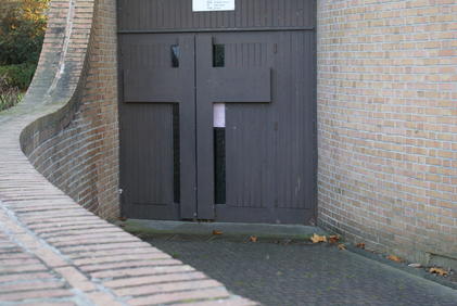 La porte d'entrÃ©e de la chapelle : la croix, une porte vers la vie.