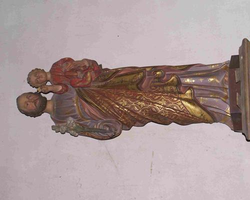 Aux cotés de l'autel à la Vierge