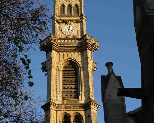 Le clocher de l'Eglise qui culmine sur la ville