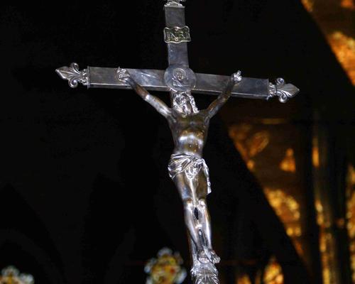 La lumière de la croix dans la lumière du soir