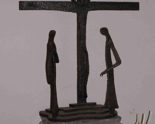 la crucifixion en fer forgé et pierre