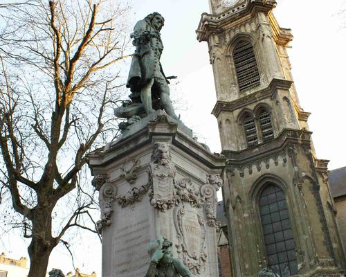 Valenciennes cité d'Art : la fontaine Watteau par Carpeaux sur le parvis de l'église St Géry