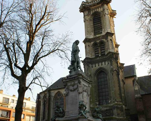 Valenciennes cité d'Art : la fontaine Watteau par Carpeaux sur le parvis de l'église St Géry avec les cygnes emblèmes de la ville