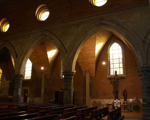 Le soleil révèle cette église avec ses chaudes teintes naturelles de bois et de pierre.