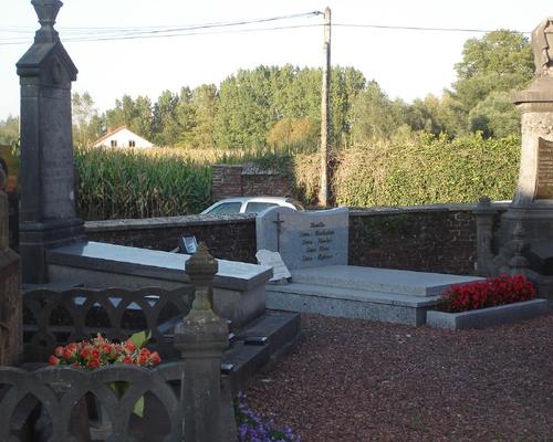 Le cimetierre est situé autour de l'Eglise