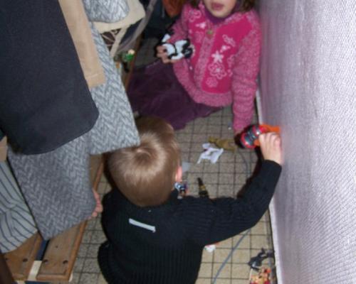 les enfants trouvent le temps de jouer