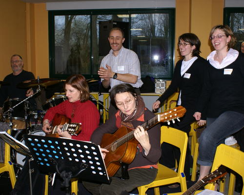 Nous on adore Jésus et on le joue sur les instruments et on le danse !