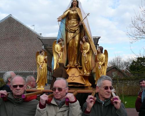 Procession jusqu à l église