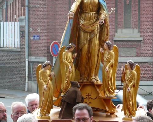Procession jusqu à l église