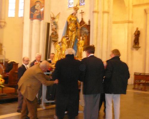 On installe la statue