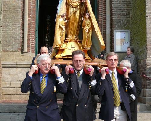 La statue sort de l église de Clary