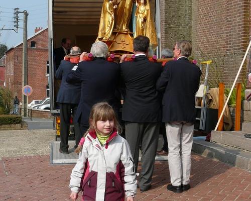 La statue est installée dans la camionnette