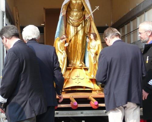 La statue est installée dans la camionnette