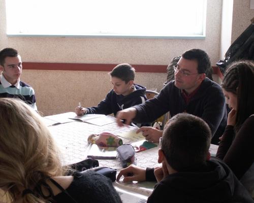 Nous rencontrons des jeunes et des adultes, nos aînés dans la foi.