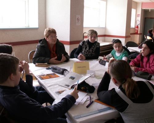 Nous rencontrons des jeunes et des adultes, nos aînés dans la foi.