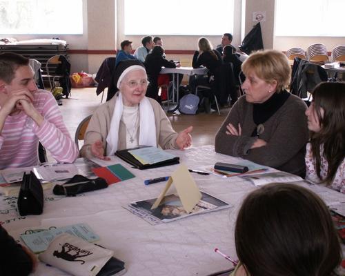 Nous rencontrons des jeunes et des adultes, nos aînés dans la foi.