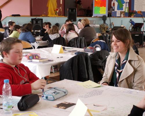 Nous rencontrons des jeunes et des adultes, nos aînés dans la foi.