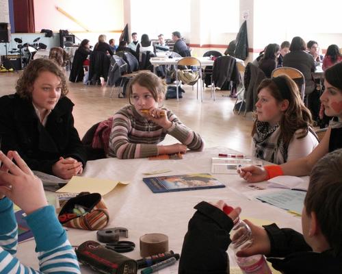 Nous rencontrons des jeunes et des adultes, nos aînés dans la foi.