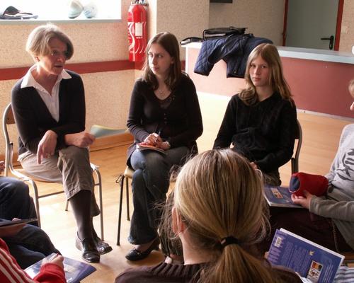 Nous rencontrons des jeunes et des adultes, nos aînés dans la foi.