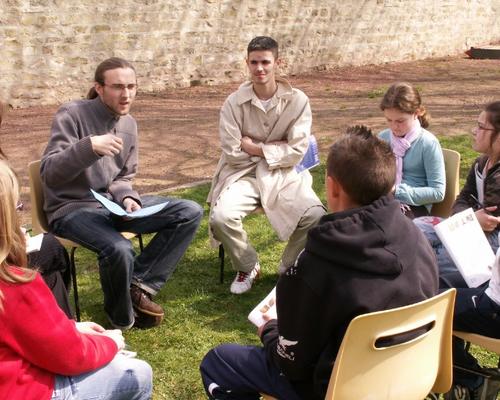 Nous rencontrons des jeunes et des adultes, nos aînés dans la foi.