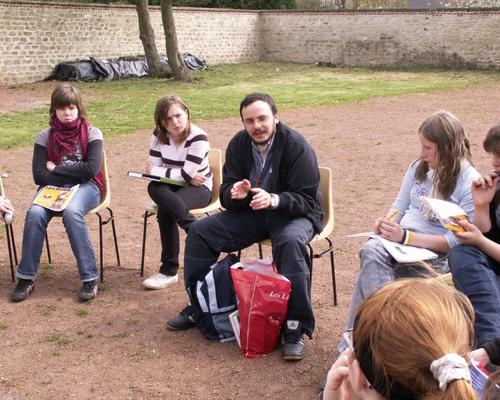Nous rencontrons des jeunes et des adultes, nos aînés dans la foi.