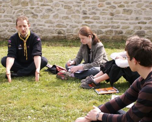 Nous rencontrons des jeunes et des adultes, nos aînés dans la foi.
