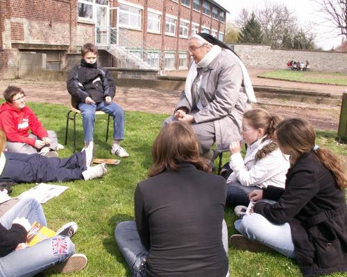 Nous rencontrons des jeunes et des adultes, nos aînés dans la foi.